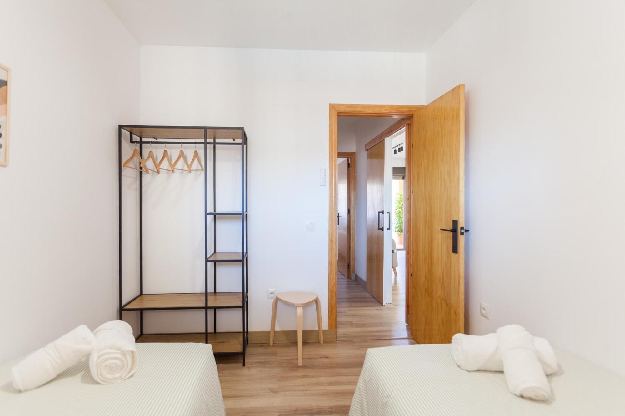 Con Terraza Y Piscina Apartment *